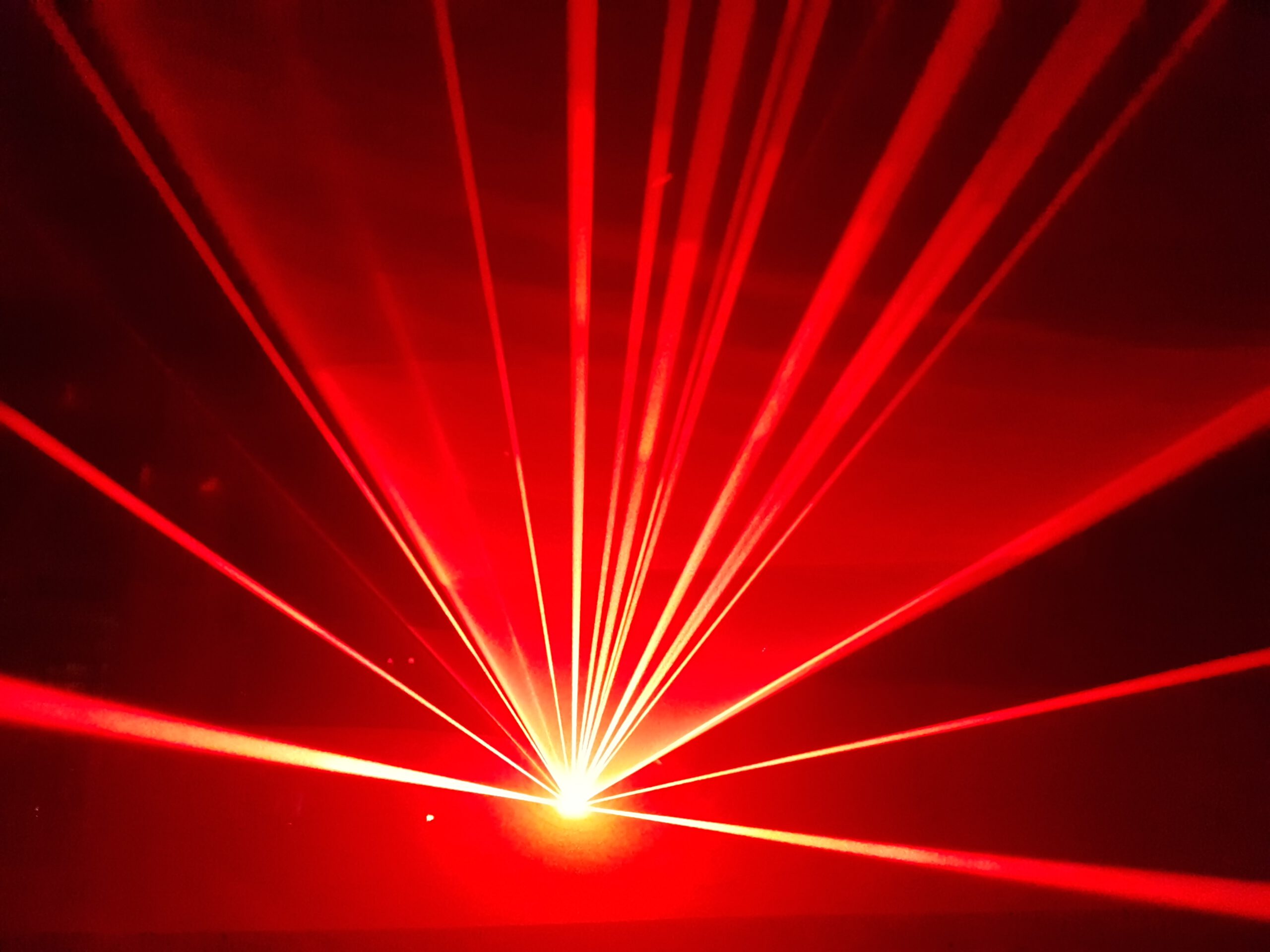 Testaufbau in der Homebase mit roten Laserstrahlen, die von einem Punkt aus fächerförmig ausgehen
