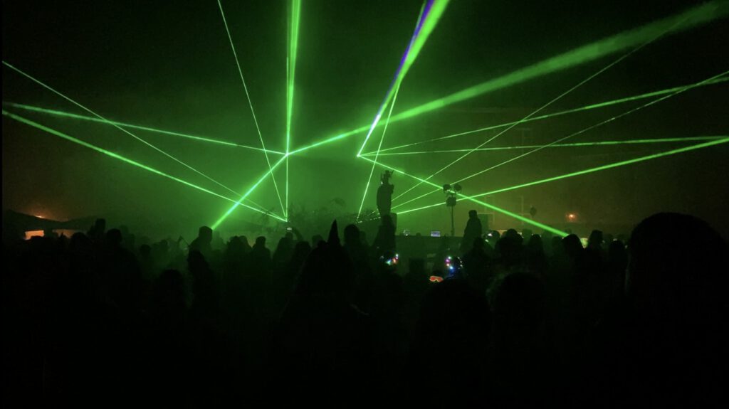 Halloween-Lasershow in Veltheimsburg mit grünen Laserstrahlen