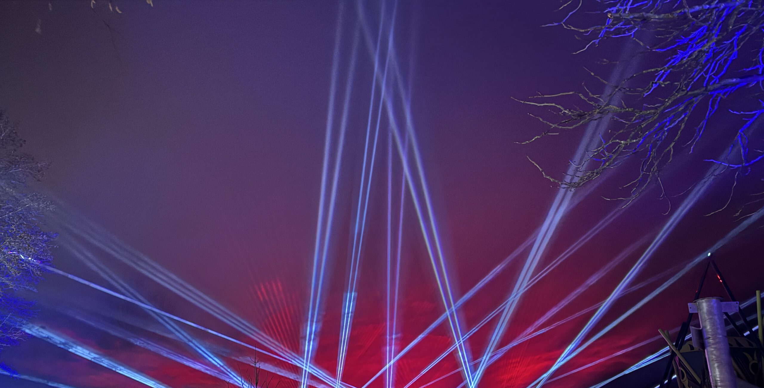 Silvester in Schwandorf: blaue und rote Laserstrahlen über den Besuchern bei der Lasershow für Kinder